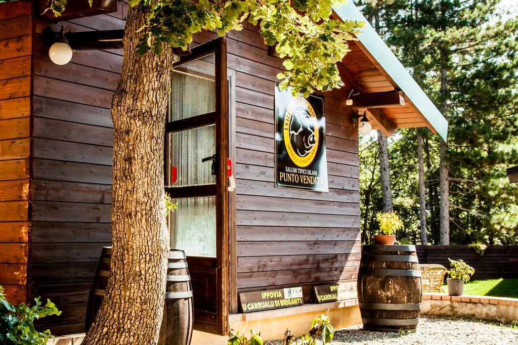 La Taverna Dei Briganti Hotel Cotronei ภายนอก รูปภาพ